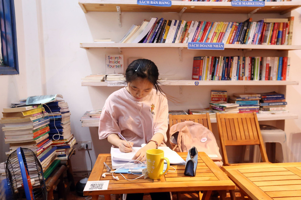 Thư viện miễn phí đang góp phần lan tỏa văn hóa đọc giữa lòng Hà Nội, thu hút được đông đảo người yêu sách. (Ảnh: Anh Tuấn/TTXVN)