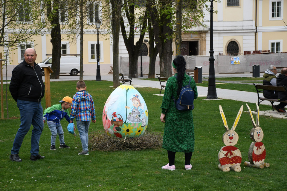 Trứng Phục sinh khổng lồ được trưng bày tại Bjelovar, Croatia, ngày 9/4/2022. ((Ảnh: THX/TTXVN))