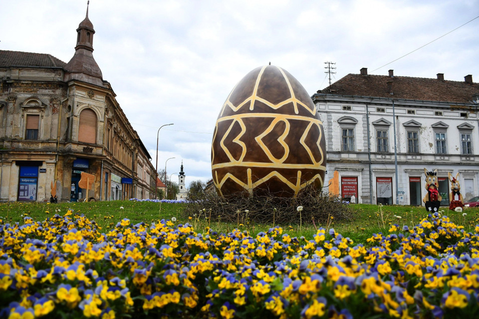 Trứng Phục sinh khổng lồ được trưng bày đón Lễ Phục sinh tại Bjelovar, Croatia, ngày 9/4/2022. (Ảnh: THX/TTXVN)