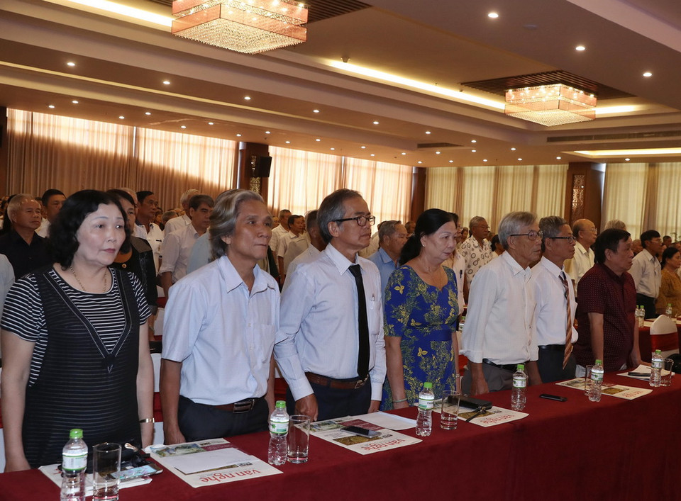 Các đại biểu thực hiện nghi thức chào cờ tại buổi lễ. (Ảnh: Thống Nhất/TTXVN)