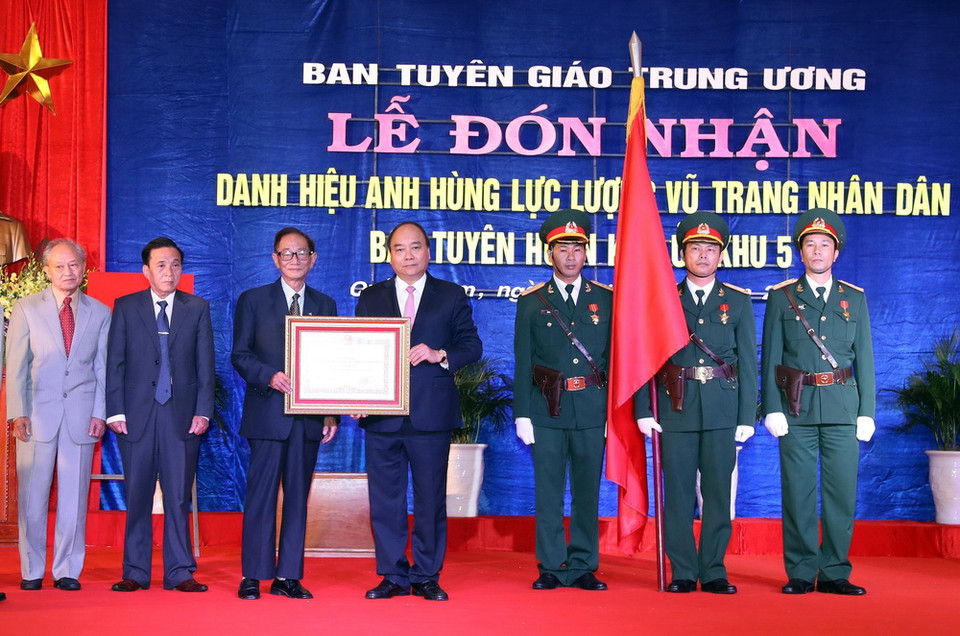 Thủ tướng Nguyễn Xuân Phúc trao tặng danh hiệu Anh hùng Lực lượng vũ trang nhân dân cho Ban Tuyên huấn Khu ủy Khu 5. (Ảnh: Thống Nhất/TTXVN)