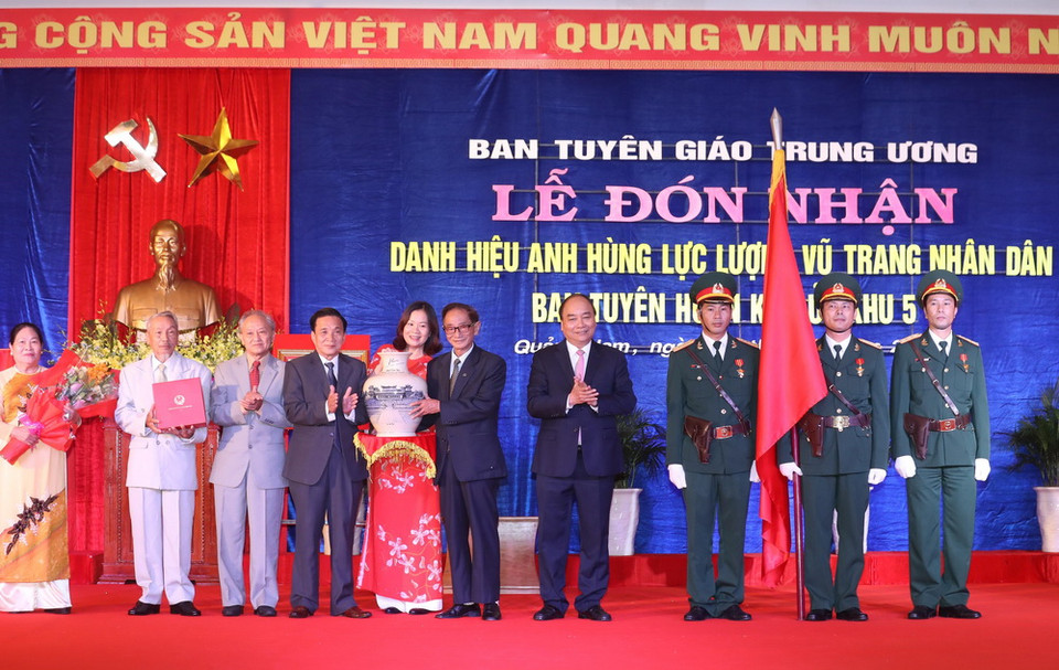 Thủ tướng Nguyễn Xuân Phúc trao tặng quà lưu niệm cho Ban Tuyên huấn Khu ủy Khu 5. (Ảnh: Thống Nhất/TTXVN)