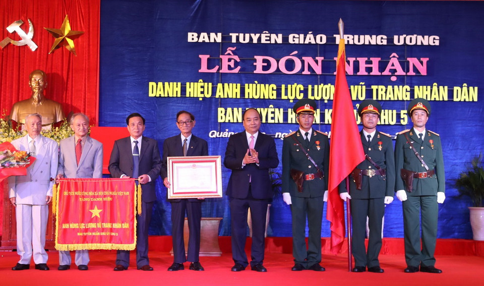 Thủ tướng Nguyễn Xuân Phúc trao tặng danh hiệu Anh hùng Lực lượng vũ trang nhân dân cho Ban Tuyên huấn Khu ủy Khu 5. (Ảnh: Thống Nhất/TTXVN)