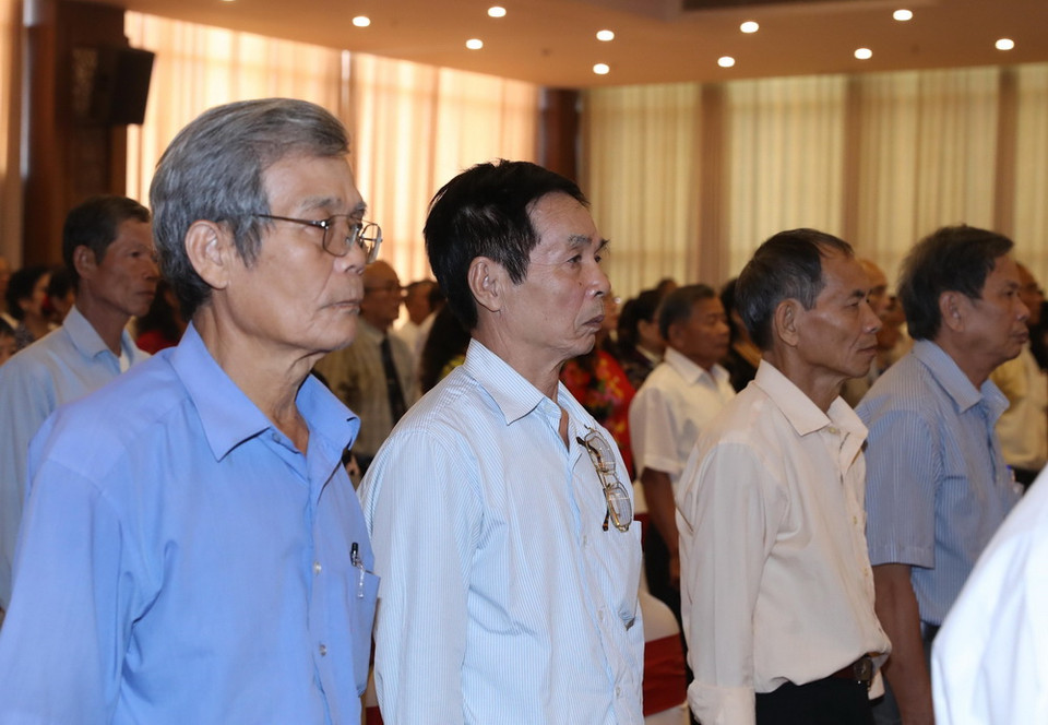 Các đại biểu thực hiện nghi thức chào cờ tại buổi lễ. (Ảnh: Thống Nhất/TTXVN)