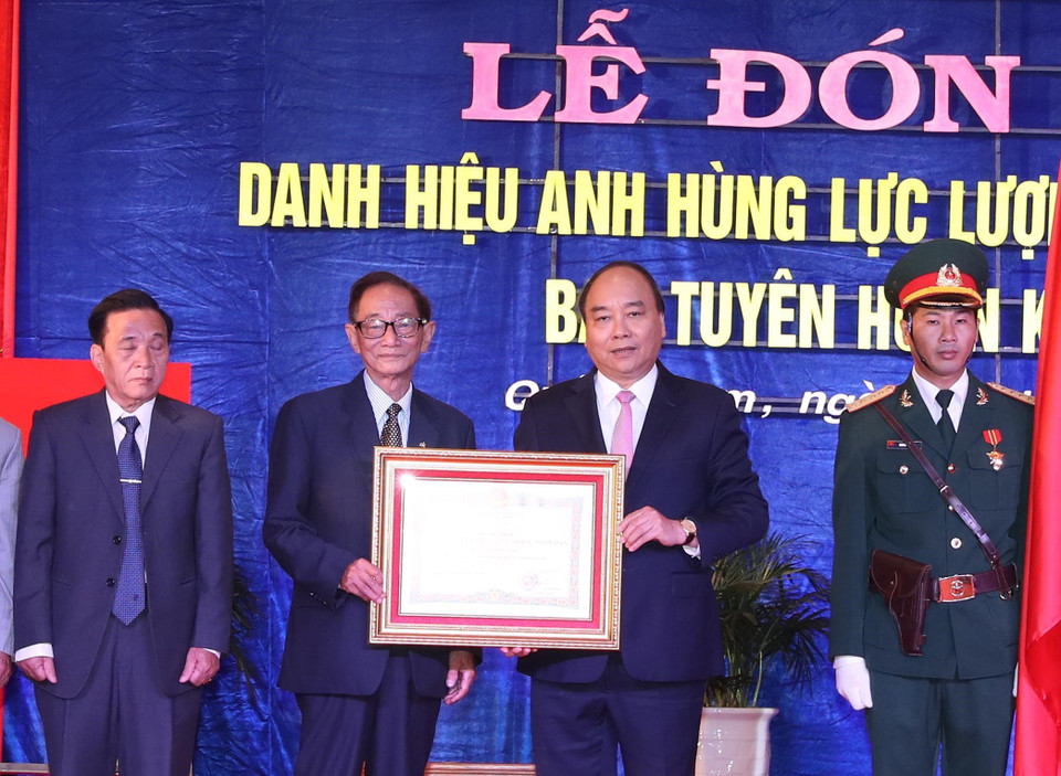 Thủ tướng Nguyễn Xuân Phúc trao tặng danh hiệu Anh hùng Lực lượng vũ trang nhân dân cho Ban Tuyên huấn Khu ủy Khu 5. (Ảnh: Thống Nhất/TTXVN)