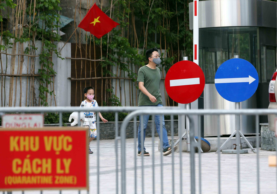 Tất cả cư dân tại chung cư Viễn Đông Star (số 1 phố Giáp Nhị, quận Hoàng Mai, Hà Nội) sẽ được cách ly tại nhà và không được phép ra ngoài cho đến khi có thông báo mới. (Ảnh: Phạm Kiên/TTXVN)