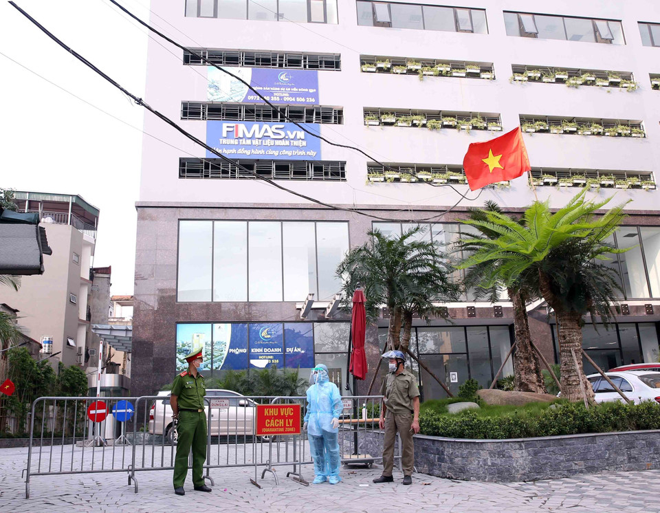 Tòa chung cư Viễn Đông Star (số 1 phố Giáp Nhị, quận Hoàng Mai, Hà Nội) được lực lượng chức năng phong tỏa sau khi một cư dân sinh sống ở đây dương tính với SARS-CoV-2. (Ảnh: Phạm Kiên/TTXVN)