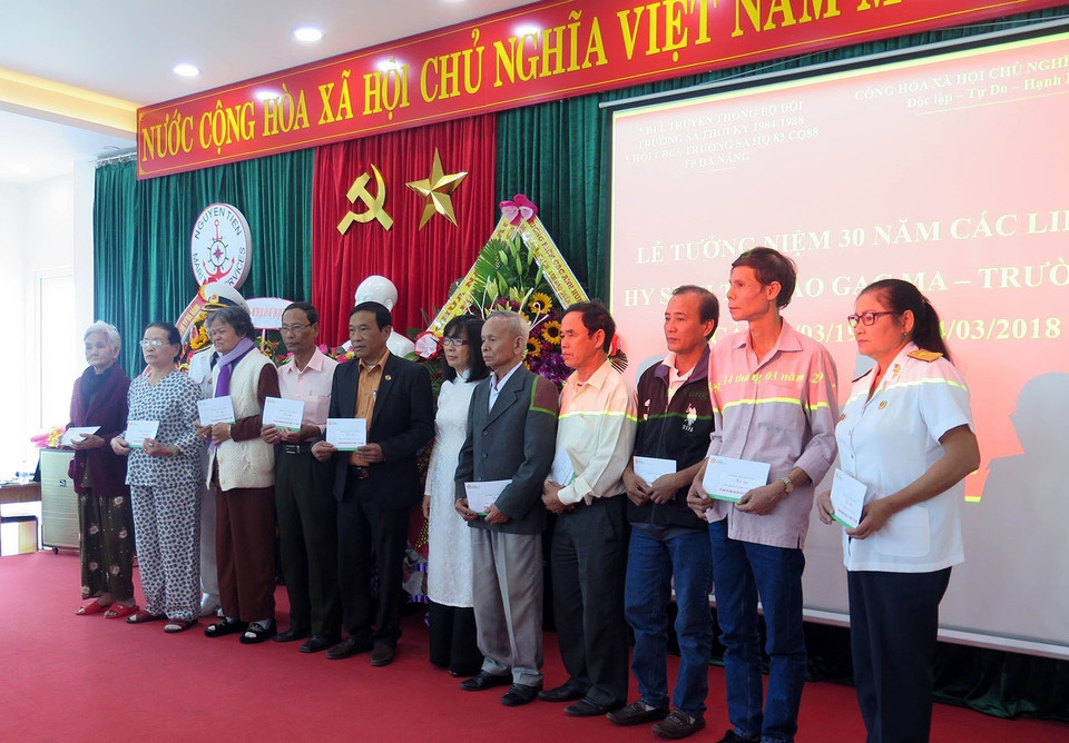 Ngày 14/3/2018, Ban Liên lạc Truyền thống Bộ đội Trường Sa giai đoạn 1984 – 1988 tổ chức Lễ tưởng niệm 30 năm các liệt sỹ hy sinh tại Gạc Ma và trao quà cho thân nhân liệt sỹ Gạc Ma. (Ảnh: Nguyễn Sơn/TTXVN)