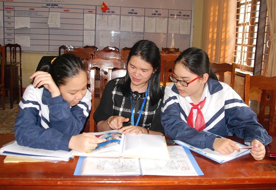 3 cô, trò Trường THCS Nguyễn Trãi, thành phố Đông Hà, tỉnh Quảng Trị đã dành tâm huyết và công sức trong suốt hơn 5 tháng để vẽ bộ truyện tranh đầy xúc động mang tên Gạc Ma và những người anh hùng. Dự án mang tên Giáo dục tình yêu biển đảo qua việc sáng tạo ra truyện tranh Gạc Ma và những người anh hùng đã giành giải nhì trong cuộc thi Khoa học kỹ thuật cấp quốc gia học sinh trung học năm học 2017-2018, khu vực phía Bắc năm 2018. (Ảnh: Xuân Triệu/TTXVN)