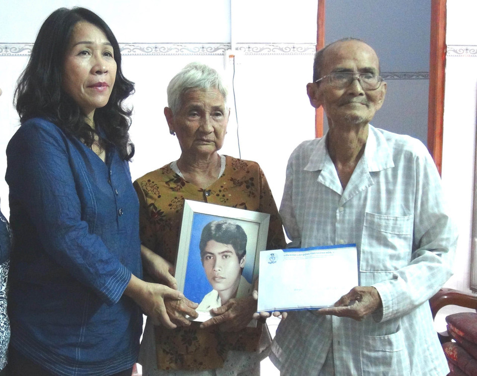 Đại diện Quỹ Tấm lòng Vàng (Báo Lao Động) trao tiền hỗ trợ cho vợ chồng ông Võ Ta và bà Phan Thị Đay (xã Ninh Ích, thị xã Ninh Hòa, tỉnh Khánh Hòa), là bố mẹ của liệt sỹ Võ Đình Tuấn hy sinh trong trận chiến đấu bảo vệ chủ quyền biển đảo Tổ quốc ở Gạc Ma năm 1988. (Ảnh: Nguyên Lý/TTXVN)