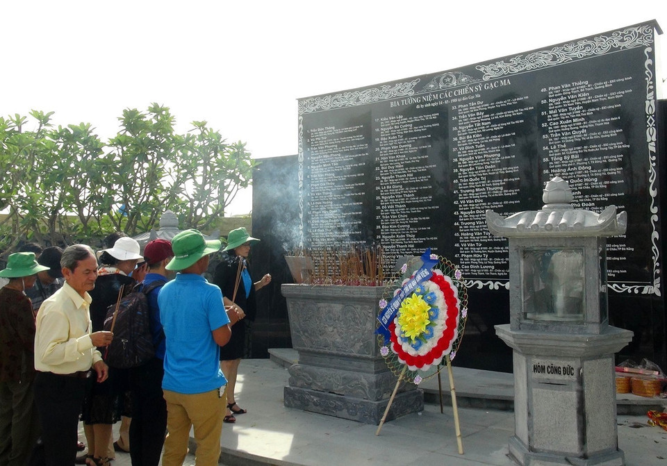 Dâng hương trước Bia tưởng niệm chiến sỹ Gạc Ma tại Khu Tưởng niệm chiến sỹ Gạc Ma, xã Cam Hải Đông, huyện Cam Lâm (tỉnh Khánh Hòa). (Ảnh: Nguyên Lý/TTXVN)