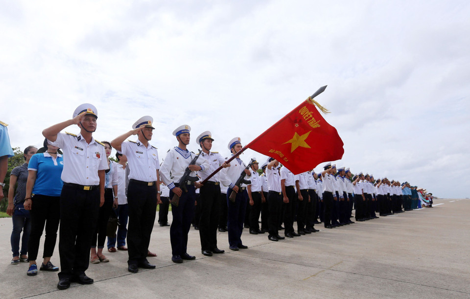Các thế hệ chiến sỹ Trường Sa ngày đêm nâng cao cảnh giác, huấn luyện sẵn sàng chiến đấu, quyết tâm bảo vệ độc lập, chủ quyền biển đảo và toàn vẹn lãnh thổ thiêng liêng của Tổ quốc. (Ảnh: Danh Lam/TTXVN) 