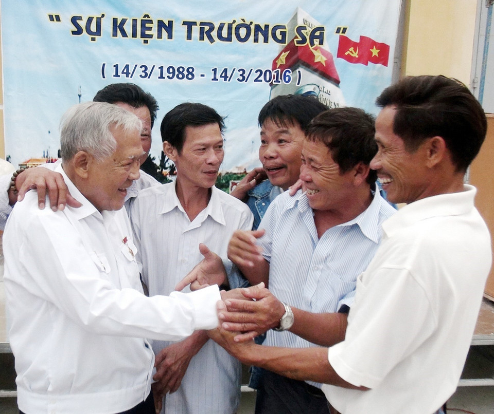 Kỷ niệm 28 năm trận chiến đấu bảo vệ chủ quyền biển đảo Tổ quốc ở Gạc Ma (14/3/1988-14/3/2016), gần 400 cựu chiến binh Trường Sa gặp mặt đầy cảm xúc tại xã Hòa Đồng, huyện Tây Hoà, tỉnh Phú Yên. (Ảnh: Xuân Triệu/TTXVN)