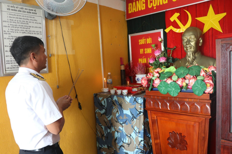 Bàn thờ Bác Hồ của cán bộ, chiến sỹ bảo vệ đảo Cô Lin. (Ảnh: Nguyễn Văn Nhật/TTXVN) 