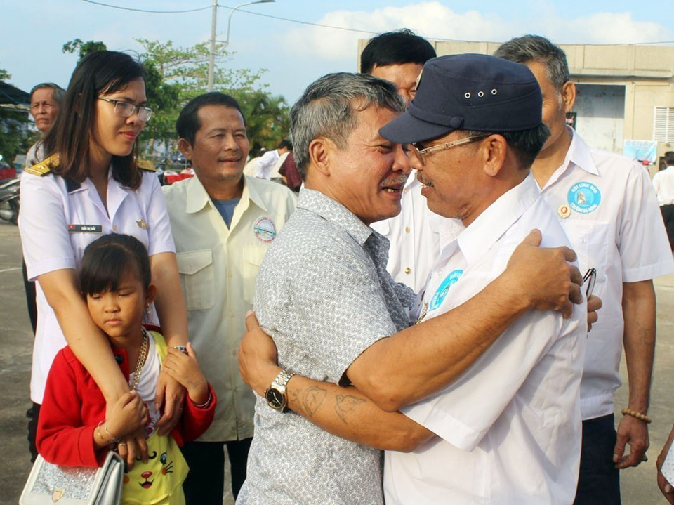 Những đồng đội trong cuộc chiến đấu bảo vệ chủ quyền biển đảo Tổ quốc ở Gạc Ma xúc động gặp lại nhau tại buổi gặp mặt các cựu binh Trường Sa, nhân kỷ niệm 30 năm sự kiện Gạc Ma. (Ảnh: Xuân Triệu/TTXVN)