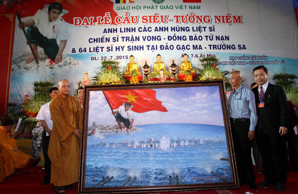 Bức tranh Gạc Ma - Vòng tròn bất tử được bán đấu giá để tặng cho Bảo tàng Quân sự Việt Nam. (Ảnh: Thanh Vũ/TTXVN)