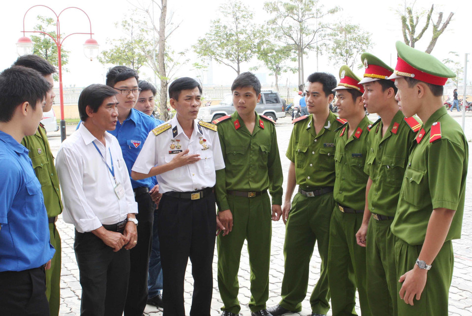 Đại úy Nguyễn Văn Lanh, Anh hùng lực lượng vũ trang nhân dân, thuật lại trận chiến đấu anh dũng bảo vệ chủ quyền biển đảo Tổ quốc ở đá Gạc Ma ngày 14/3/1988 với các chiến sỹ công an Đà Nẵng. (Ảnh: Trần Lê Lâm/TTXVN)