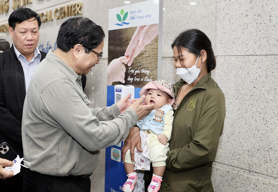 Thủ tướng Phạm Minh Chính thăm bệnh nhi tại Bệnh viện Nhi Trung ương. (Ảnh: Dương Giang/TTXVN)