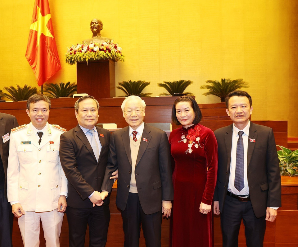 Hình ảnh Tổng Bí thư Nguyễn Phú Trọng với các đại biểu dự kỳ họp bất thường lần thứ hai, Quốc hội khóa XV. (Ảnh: Trí Dũng/TTXVN)