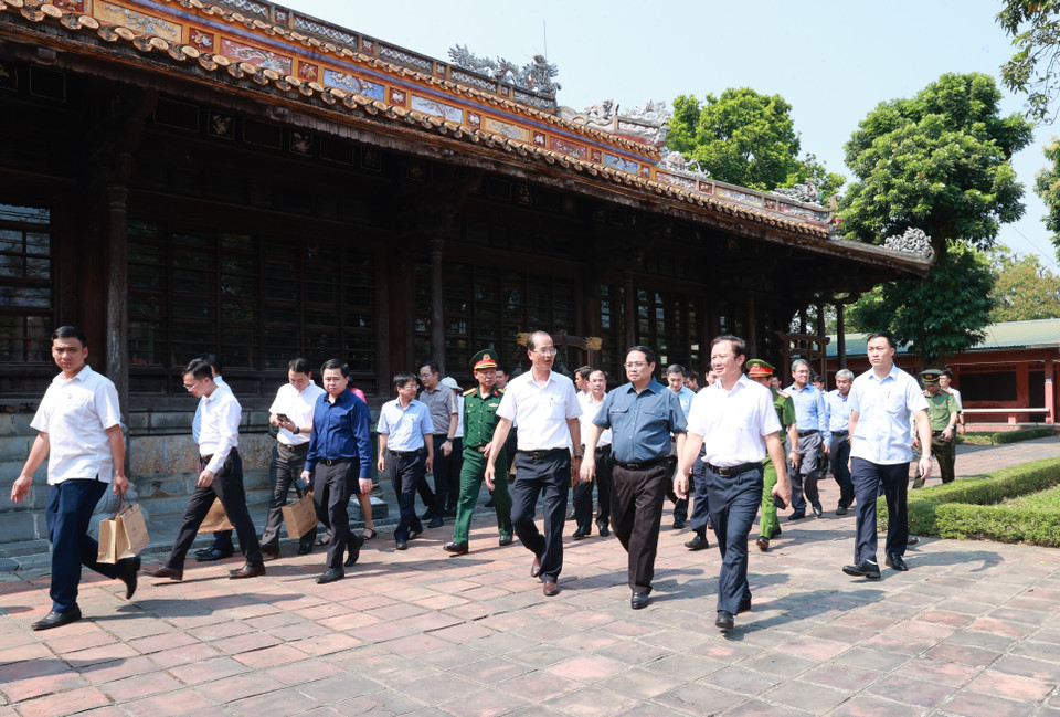 Thủ tướng Phạm Minh Chính thăm Bảo tàng Cổ vật Cung đình Huế. (Ảnh: Dương Giang/TTXVN)