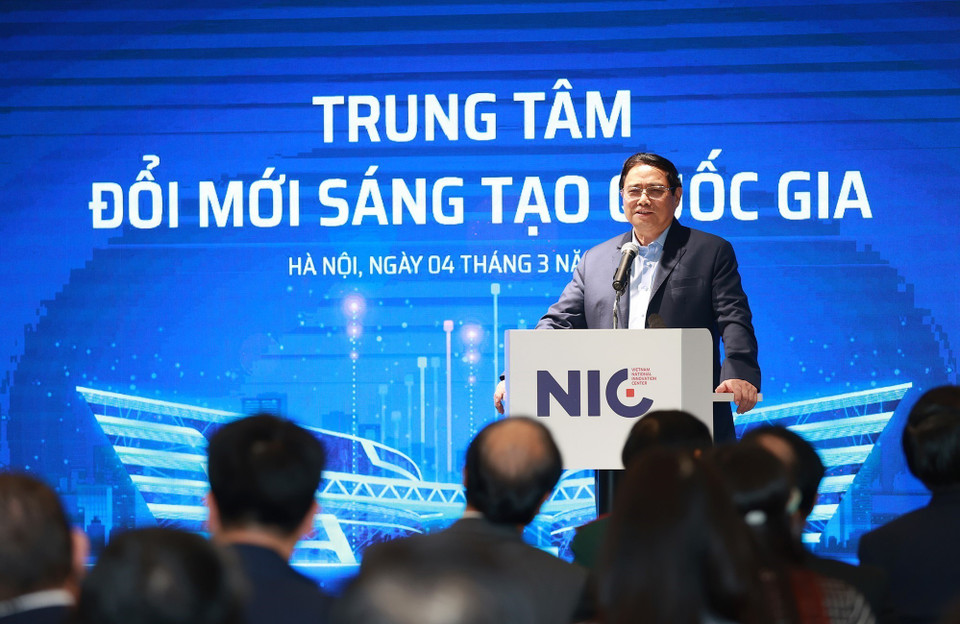 Hình ảnh Thủ tướng Phạm Minh Chính phát biểu khi đến thăm Trung tâm Đổi mới sáng tạo Quốc gia. (Ảnh: Dương Giang/TTXVN)