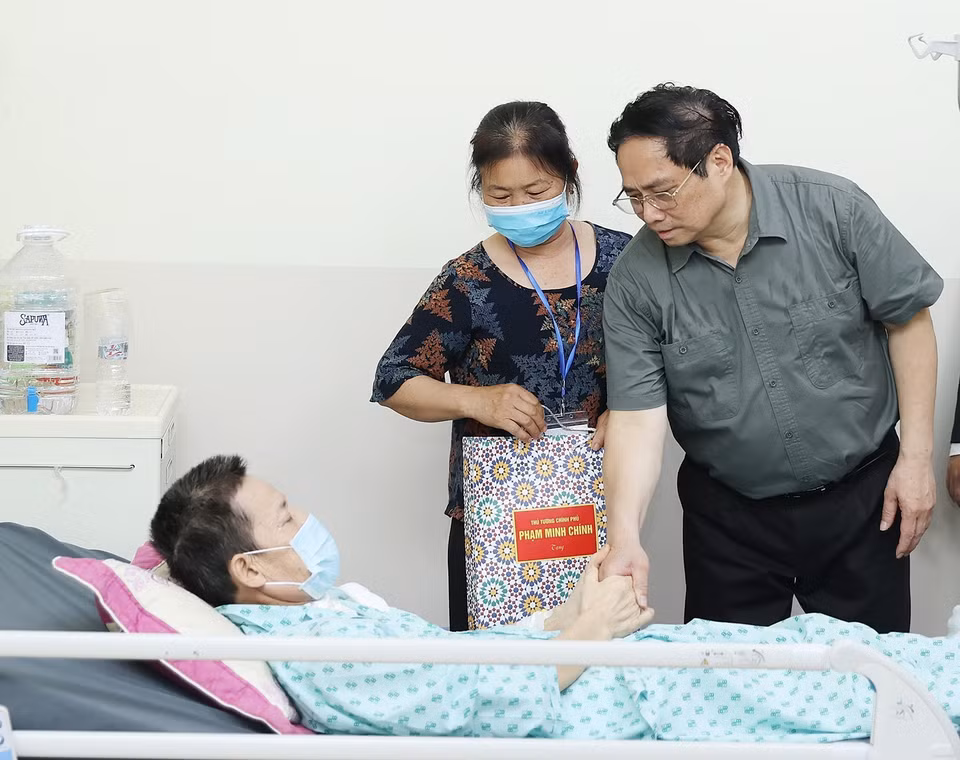 Thủ tướng Phạm Minh Chính thăm bệnh nhân đang điều trị tại Bệnh viện Ung Bướu Thành phố Hồ Chí Minh cơ sở 2. (Ảnh: Dương Giang/TTXVN)