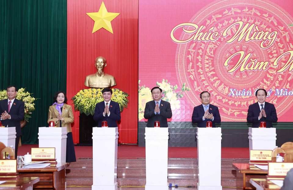 Chủ tịch Quốc hội Vương Đình Huệ và đại biểu thực hiện nghi thức ấn nút khởi công các công trình trọng điểm. (Ảnh: Doãn Tấn/TTXVN)