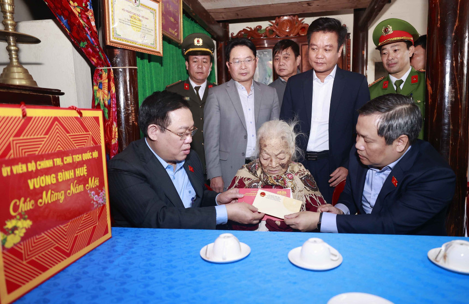 Chủ tịch Quốc hội Vương Đình Huệ tặng quà Tết cho mẹ Việt Nam Anh hùng Nguyễn Thị Can (sinh năm 1922, có chồng và một con là liệt sỹ). (Ảnh: Doãn Tấn/TTXVN)