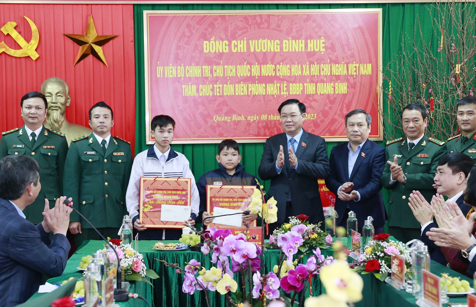 Chủ tịch Quốc hội Vương Đình Huệ tặng quà cho 2 cháu bé mồ côi được Đồn Biên phòng Nhật Lệ, Quảng Bình nuôi dưỡng. (Ảnh: Doãn Tấn/TTXVN)