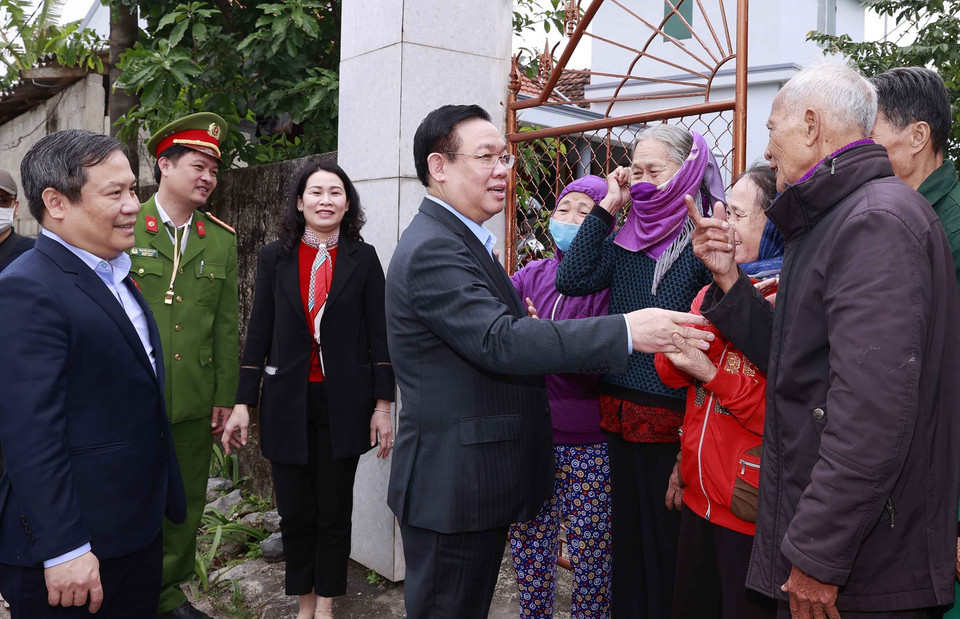 Chủ tịch Quốc hội Vương Đình Huệ với nhân dân xã Tân Ninh, huyện Quảng Ninh. (Ảnh: Doãn Tấn/TTXVN)