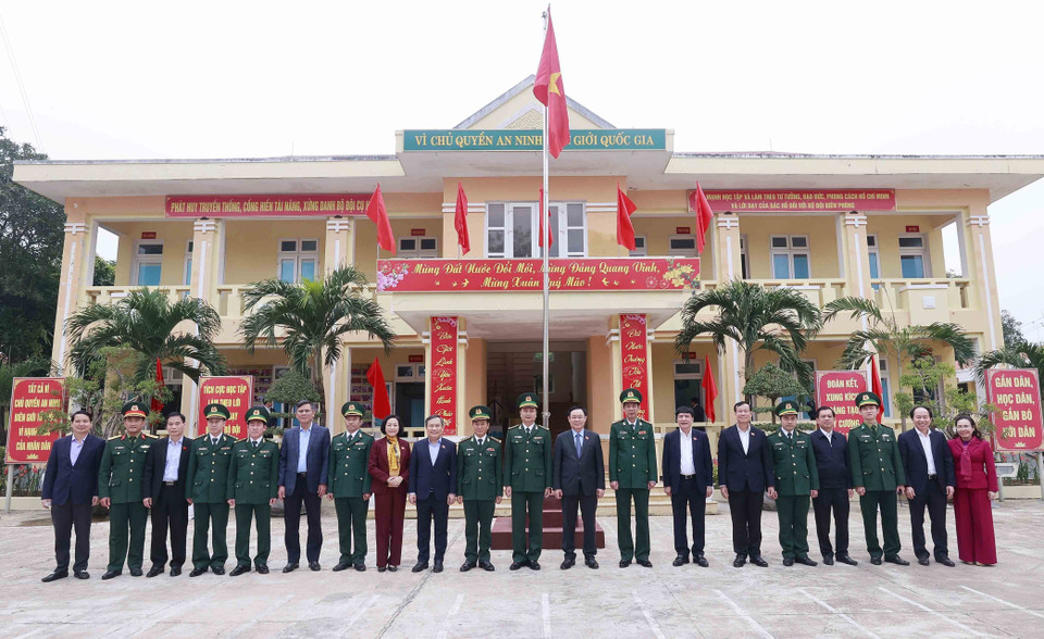 Chủ tịch Quốc hội Vương Đình Huệ chụp ảnh lưu niệm với đại biểu. (Ảnh: Doãn Tấn/TTXVN)