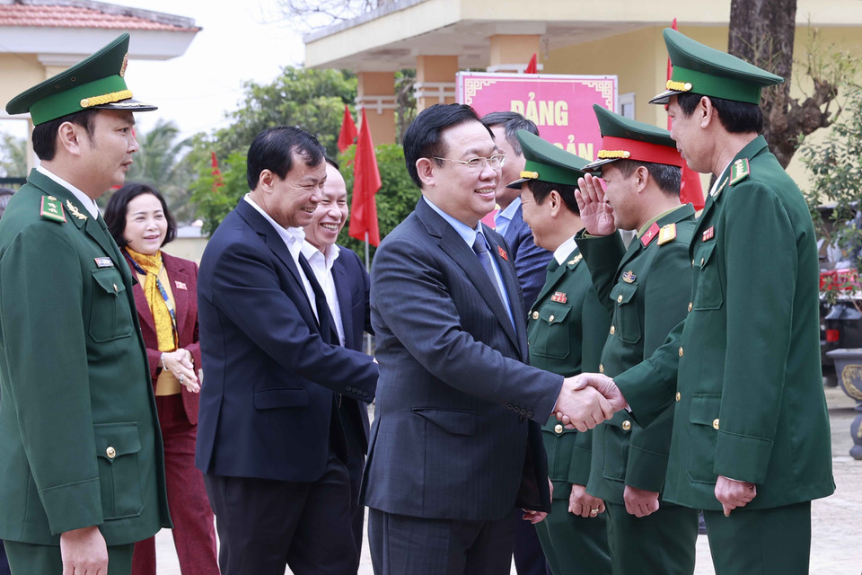 Hình ảnh Chủ tịch Quốc hội Vương Đình Huệ với cán bộ, chiến sỹ và đại biểu. (Ảnh: Doãn Tấn/TTXVN)