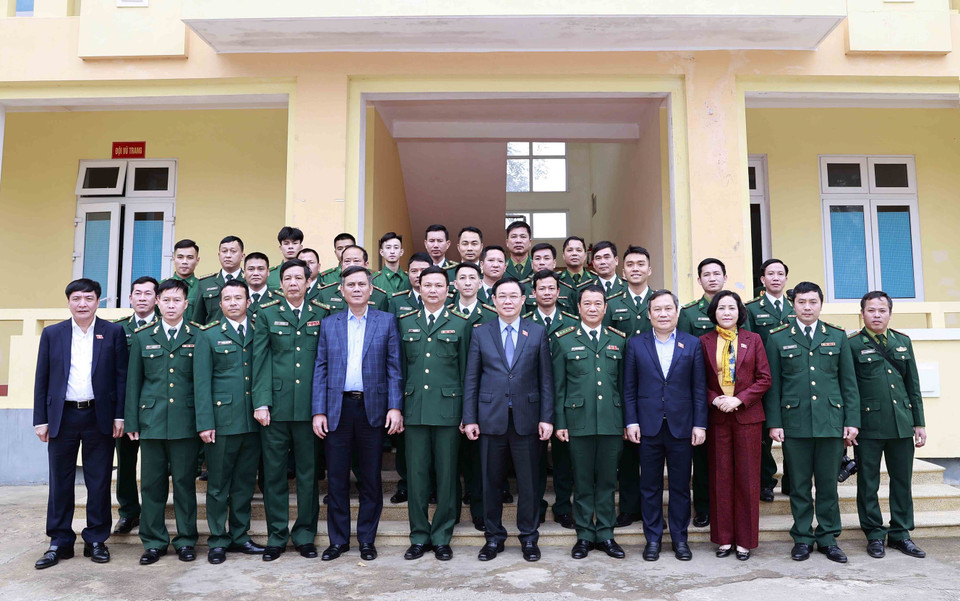 Chủ tịch Quốc hội Vương Đình Huệ với cán bộ, chiến sỹ và đại biểu. (Ảnh: Doãn Tấn/TTXVN)