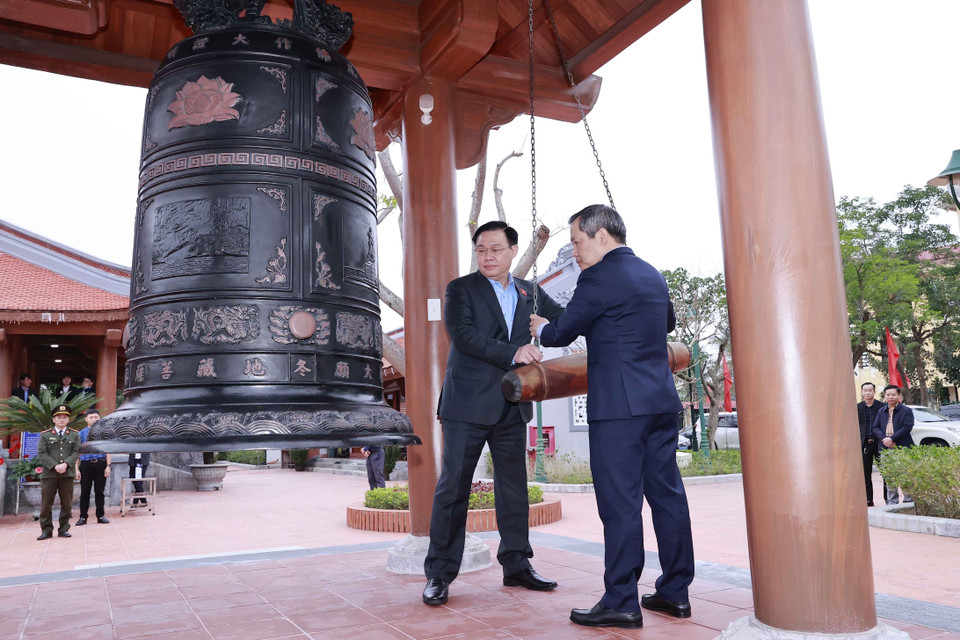 Chủ tịch Quốc hội Vương Đình Huệ thỉnh chuông tại Đền thờ Bác Hồ và các Anh hùng liệt sỹ tỉnh Quảng Bình. (Ảnh: Doãn Tấn/TTXVN)