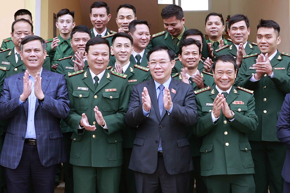 Chủ tịch Quốc hội Vương Đình Huệ với cán bộ, chiến sỹ và đại biểu. (Ảnh: Doãn Tấn/TTXVN)