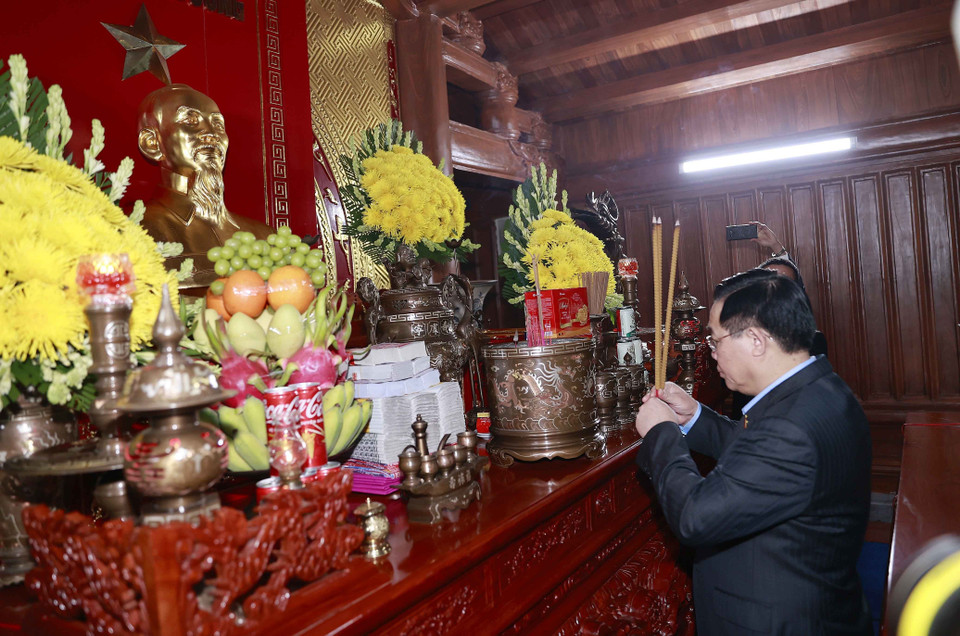 Chủ tịch Quốc hội Vương Đình Huệ dâng hương tại Đền thờ Bác Hồ và các Anh hùng liệt sỹ tỉnh Quảng Bình. (Ảnh: Doãn Tấn/TTXVN)