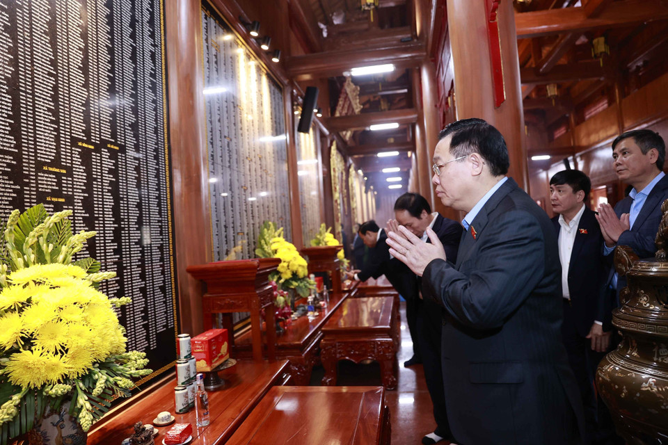 Chủ tịch Quốc hội Vương Đình Huệ dâng hương tại Đền thờ Bác Hồ và các Anh hùng liệt sỹ tỉnh Quảng Bình. (Ảnh: Doãn Tấn/TTXVN)