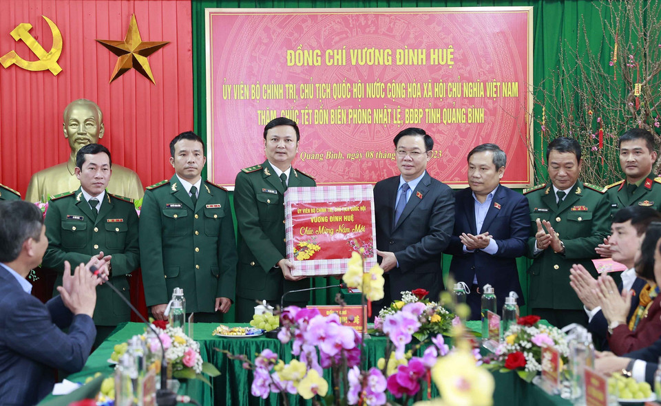 Chủ tịch Quốc hội Vương Đình Huệ tặng quà Tết cán bộ, chiến sỹ Đồn Biên phòng Nhật Lệ, Quảng Bình. (Ảnh: Doãn Tấn/TTXVN)