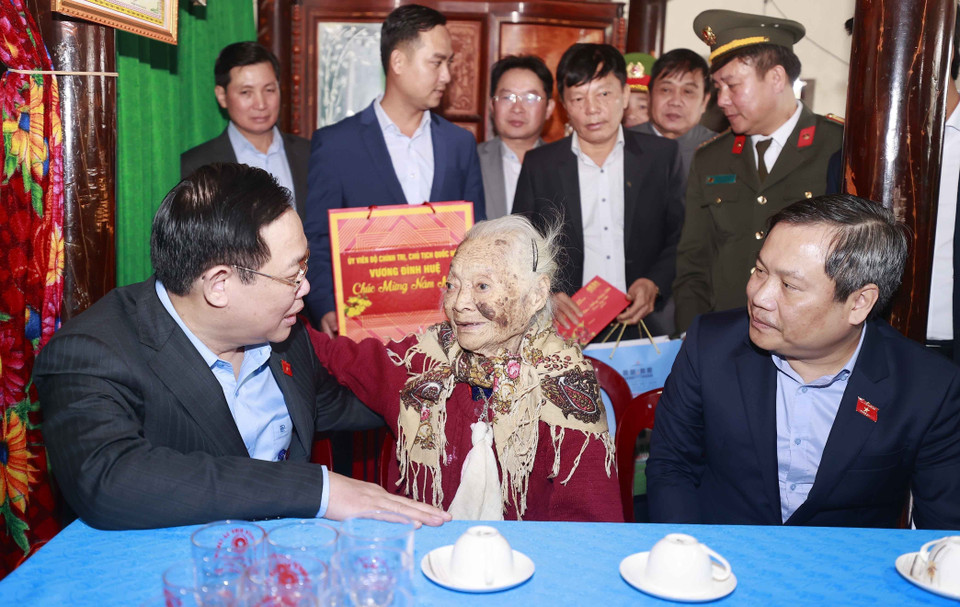 Chủ tịch Quốc hội Vương Đình Huệ thăm, tặng quà Tết cho mẹ Việt Nam Anh hùng Nguyễn Thị Can (sinh năm 1922, có chồng và một con là liệt sỹ). (Ảnh: Doãn Tấn/TTXVN)