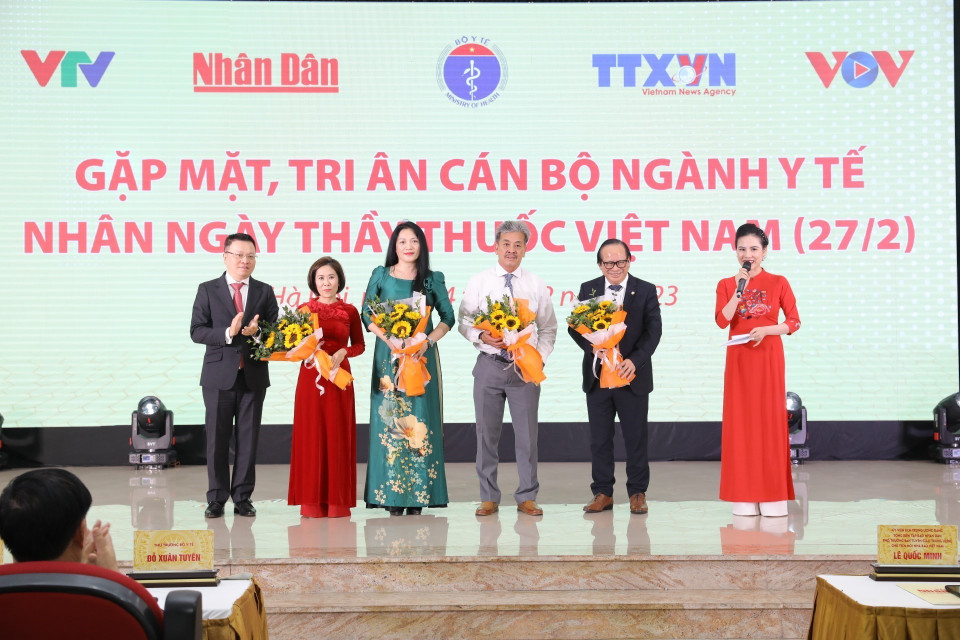 Ông Lê Quốc Minh, Tổng Biên tập Báo Nhân Dân tặng hoa các đại biểu tham dự tọa đàm. (Ảnh: Minh Quyết/TTXVN)