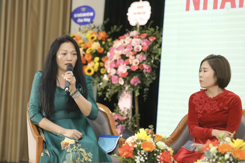 Bà Phạm Thị Hồng Lam, Phó Giám đốc Trung tâm y tế huyện Nghi Xuân, tỉnh Hà Tĩnh chia sẻ tại tọa đàm. (Ảnh: Minh Quyết/TTXVN)