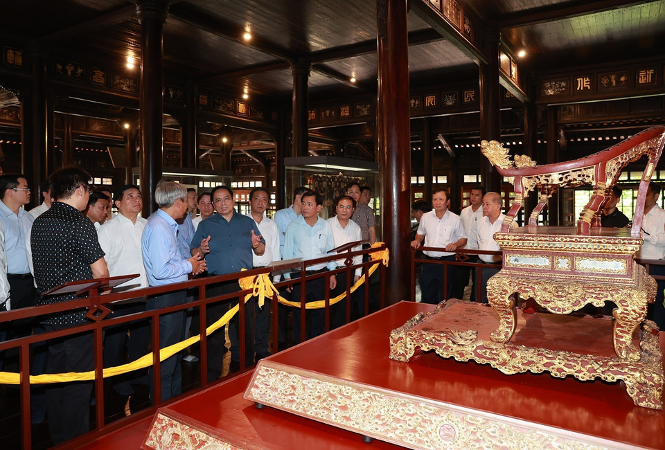 Thủ tướng Phạm Minh Chính đến thăm Bảo tàng Cổ vật Cung đình Huế, nơi lưu trữ hơn 300 hiện vật tiêu biểu triều Nguyễn ở Huế. (Ảnh: Dương Giang/TTXVN)