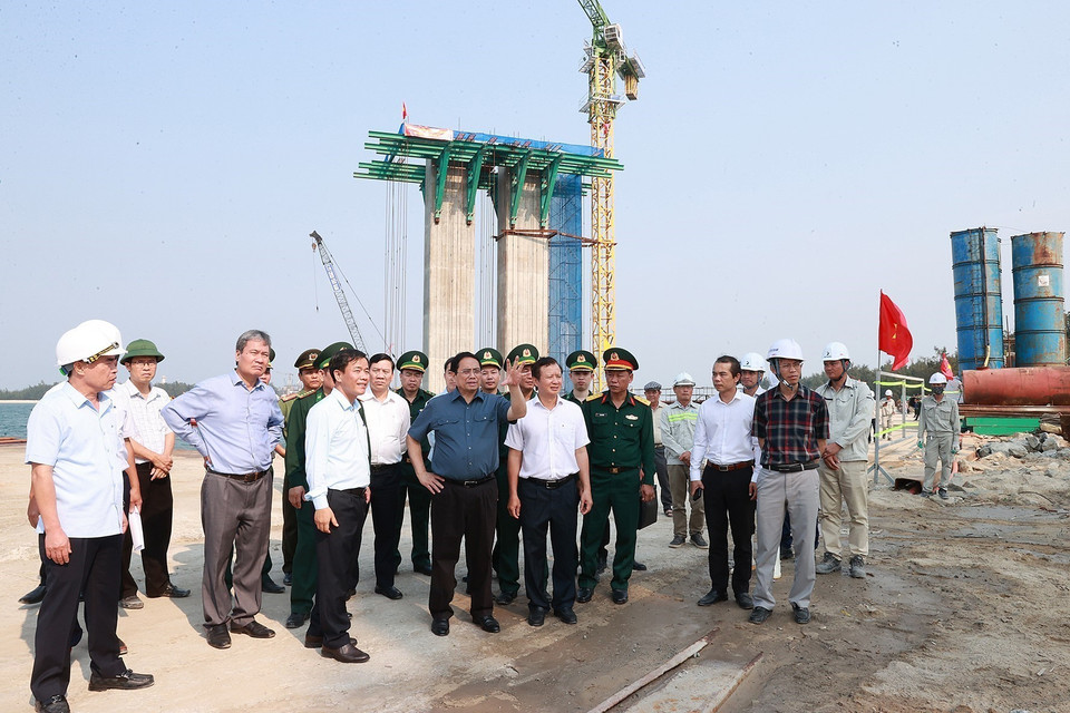  Thủ tướng Phạm Minh Chính kiểm tra tiến độ xây dựng cầu bắc qua cửa biển Thuận An thuộc tuyến đường ven biển. (Ảnh: Dương Giang/TTXVN)