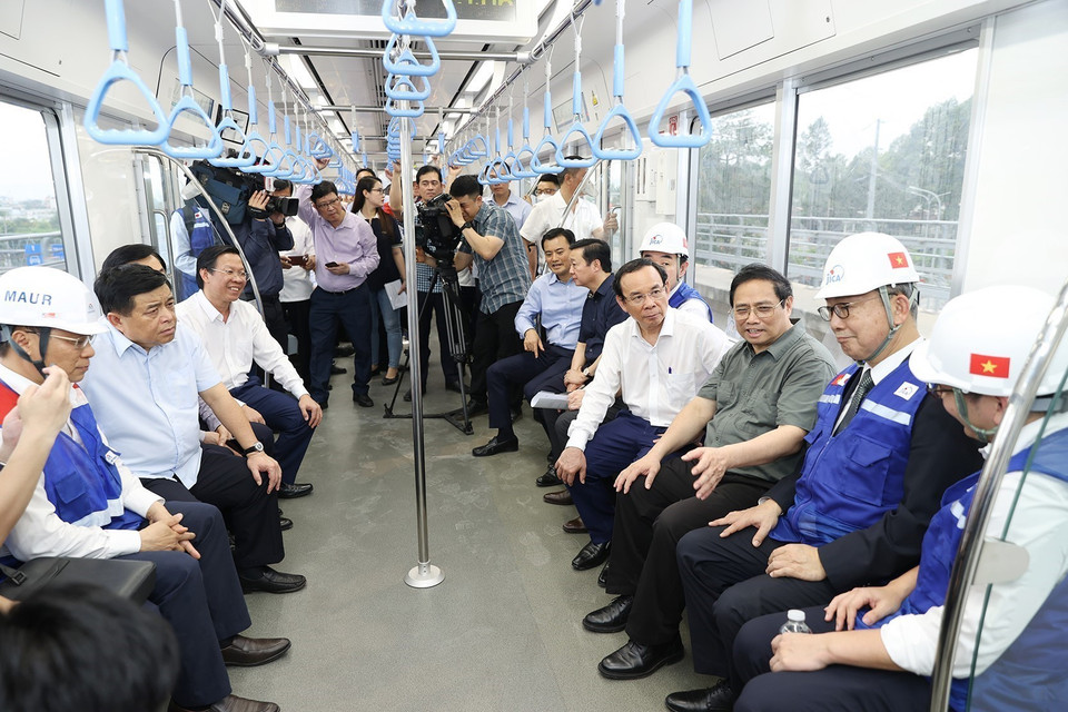 Thủ tướng Phạm Minh Chính kiểm tra tàu Metro số 1 trên hành trình từ ga Rạch Chiếc đến ga bến xe Suối Tiên. (Ảnh: Dương Giang/TTXVN)