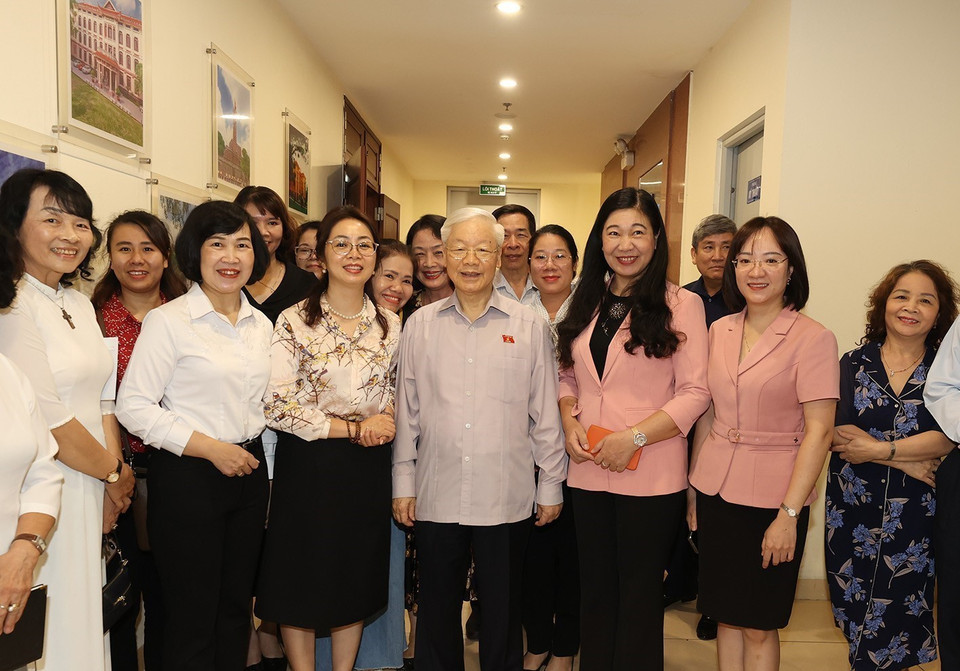 Tổng Bí thư Nguyễn Phú Trọng với cử tri tại quận Ba Đình. (Ảnh: Trí Dũng/TTXVN)