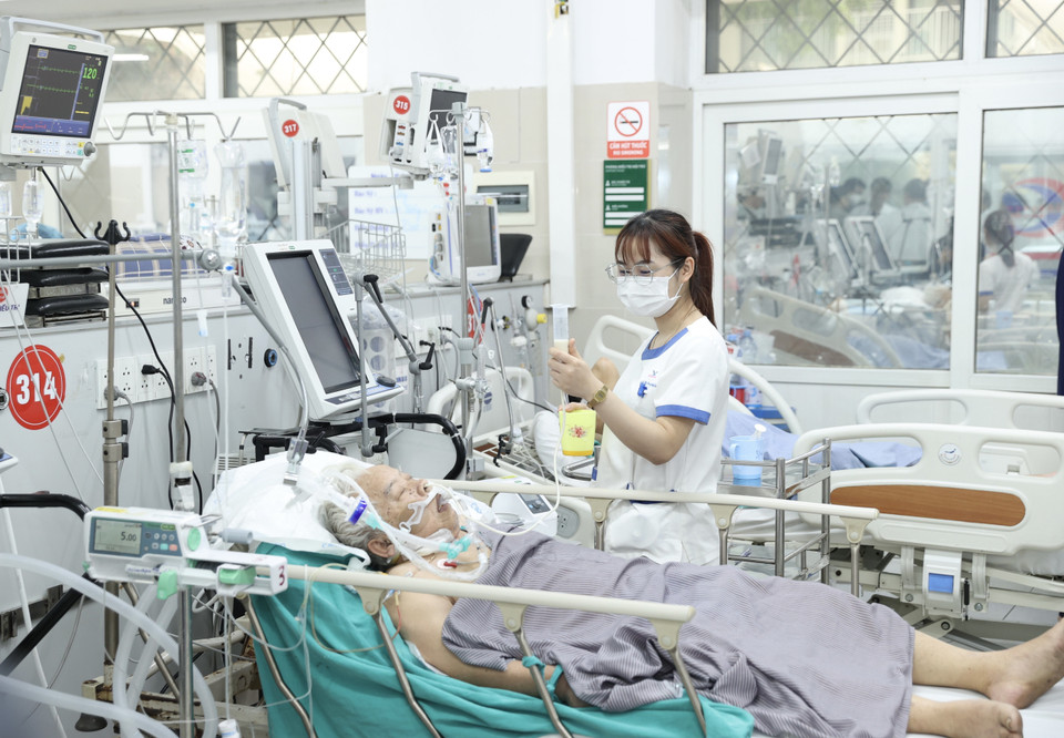 Nhân viên y tế chăm sóc sức khỏe bệnh nhân đang điều trị tại Bệnh viện Bạch Mai. (Ảnh: Dương Giang/TTXVN)