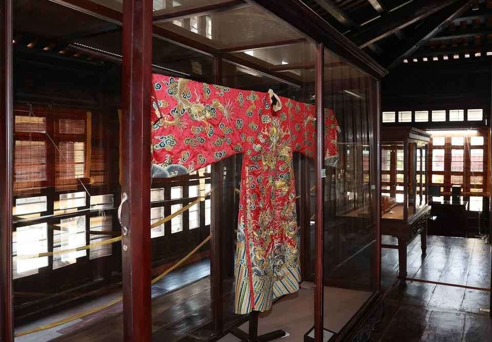 Trang phục cung đình thời Nguyễn lưu trữ tại Bảo tàng Cổ vật Cung đình Huế. (Ảnh: Dương Giang/TTXVN)