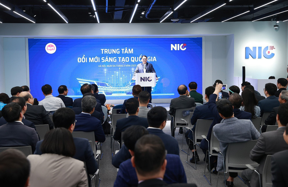 Thủ tướng Phạm Minh Chính phát biểu khi đến thăm Trung tâm Đổi mới sáng tạo Quốc gia. (Ảnh: Dương Giang/TTXVN)