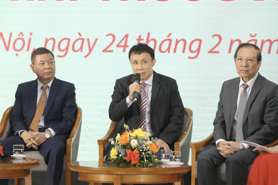 Ông Phan Như Hiệp, Giám đốc Bệnh viện Trung ương Huế chia sẻ tại tọa đàm. (Ảnh: Minh Quyết/TTXVN)