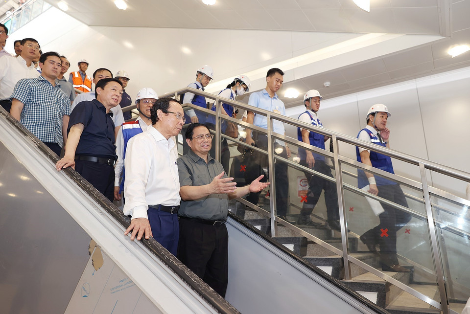 Thủ tướng Phạm Minh Chính kiểm tra tiến độ Dự án xây dựng tuyến đường sắt đô thị số 1 (Bến Thành-Suối Tiên). (Ảnh: Dương Giang/TTXVN)